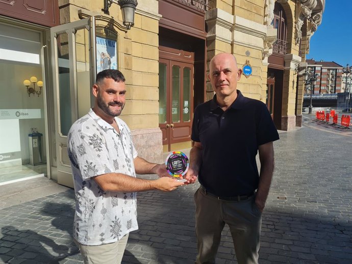 Aratz Castro LGBTI+ Points Sarearen koordinatzailea eta Ignacio Malaina Arriaga antzokiaren zuzendari kudeatzailea