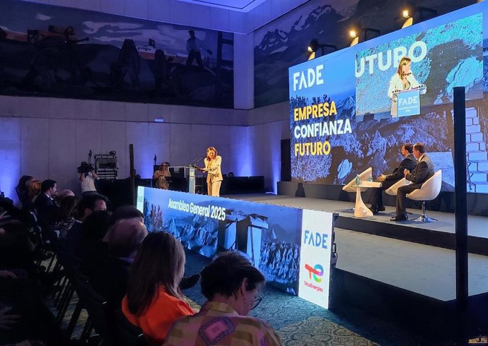 La presidenta de FADE, María Calvo, clausura la asamblea de la FADE junto al presidente del Principado Adrián Barbón y el alcalde de Oviedo, Alfredo Canteli.