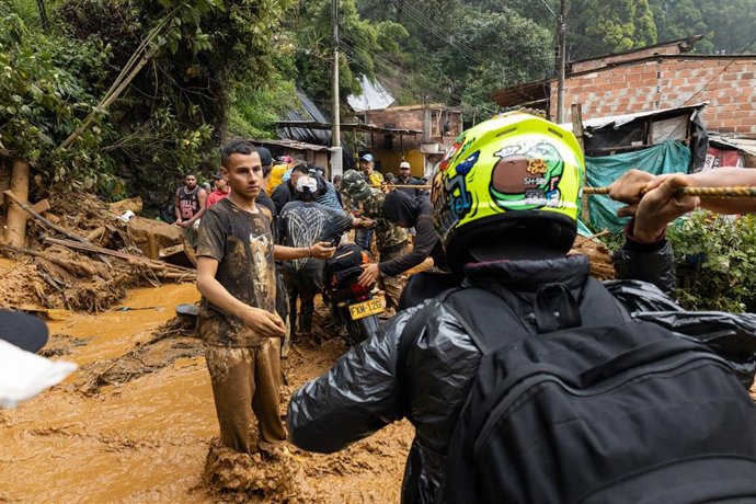 Equipos de emergencias trabaja en Bello, Antioquia, después de un deslizamiento de tierra.