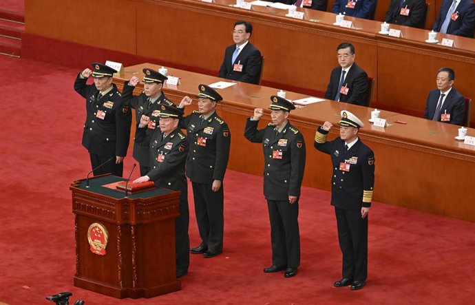 Archivo - BEIJING, March 11, 2023  -- Vice chairmen and members of the Central Military Commission (CMC) of the People's Republic of China (PRC) pledge allegiance to the Constitution at the Great Hall of the People in Beijing, capital of China, March 11, 