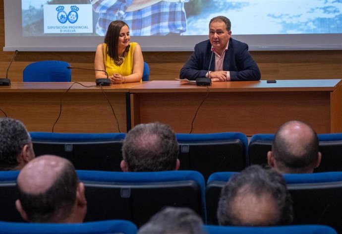 El presidente de la Diputación de Huelva, David Toscano, y la diputada de Agricultura, Ganadería, Pesca y Marca Huelva, Patricia Millán, en las las Jornadas Técnicas sobre la mejora de la calidad de los Aceites de Oliva Virgen Extra.