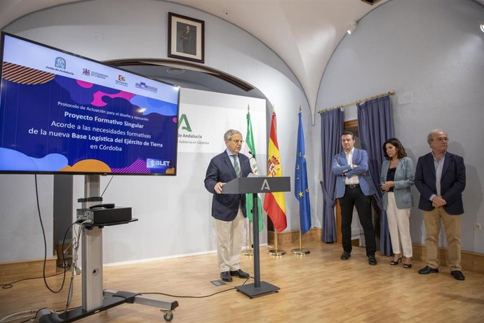 El presidente de la Diputación de Córdoba, Salvador Fuentes, en el acto de presentación del protocolo que permitirá la creación de un proyecto formativo singular adaptado a la Base Logística del Ejército de Tierra (BLET).