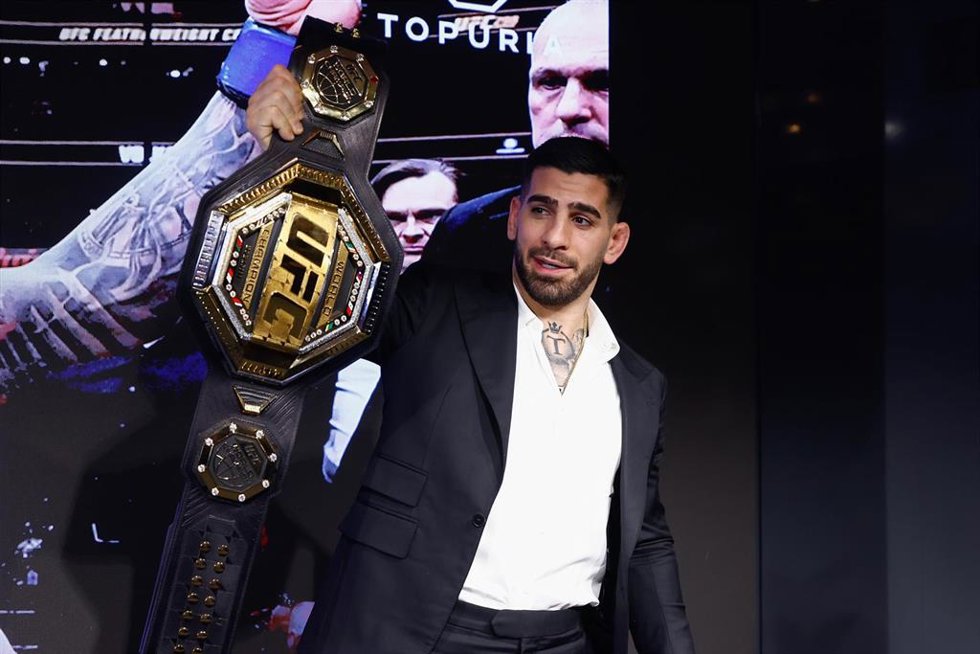 Archivo - El luchador hispanogeorgiano Ilia Topuria, en rueda de prensa en Madrid tras proclamarse campeón del peso pluma de la UFC.