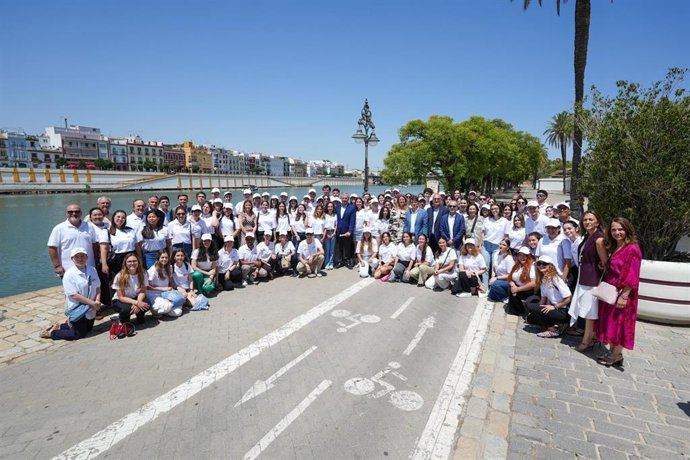 Acto de bienvenida, presidido por el alcalde de Sevilla, a los voluntarios que participarán en la Cumbre de la ONU.