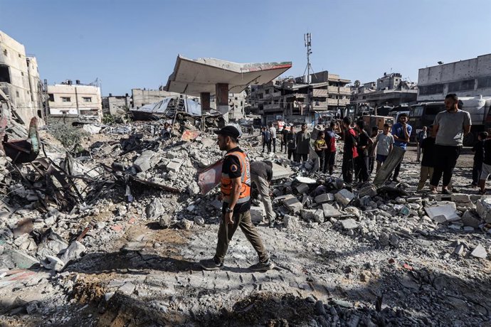 June 25, 2025, Gaza City, Gaza Strip, Palestinian Territory: Palestinians search for casualties at the site of an overnight Israeli strike on a fuel station where displaced people shelter, in Gaza City, June 25, 2025,Image: 1014894981, License: Rights-man