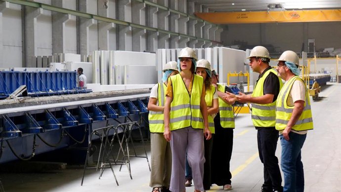 La líder del BNG, Ana Pontón, visita el Grupo Rodiñas en Teixeiro, Curtis (A Coruña)
