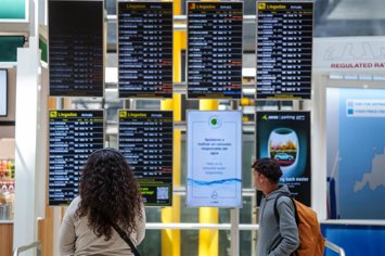 Archivo - Paneles de llegadas y salidas en la terminal T4 del aeropuerto Adolfo Suárez-Madrid Barajas