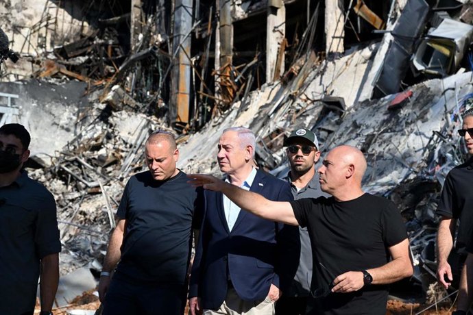 HANDOUT - 20 June 2025, Israel, Rehovot: Israeli Prime Minister Benjamin Netanyahu (C) visits site of an Iranian missile attack on the Weizmann Institute of Science in Rehovot. Photo: Avi Ohayon/GPO/dpa - ATTENTION: editorial use only and only if the cred