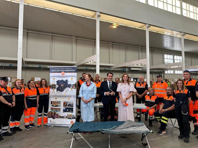 Un momento de la entrega de material.