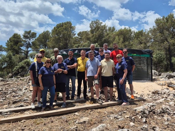 El conseller de Agricultura, Pesca y Medio Natural, Joan Simonet, junto al nuevo depósito de agua para hacer frenrte a los incendios forestales en la finca de Es Verger de Alaró.