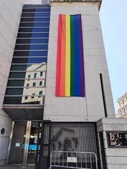 La puerta de entrada al Congreso de los Diputados por la calle Cedaceros de Madrid exhibe una bandera arcoíris con motivo de la celebración del Orgullo LGTBI.