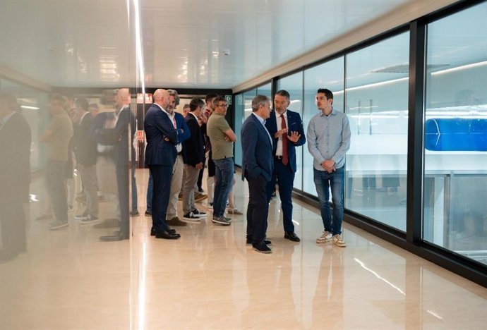 Archivo - El conseller de Empresa y Trabajo de la Generalitat, Miquel Sàmper, durante una de las visitas a empresas.