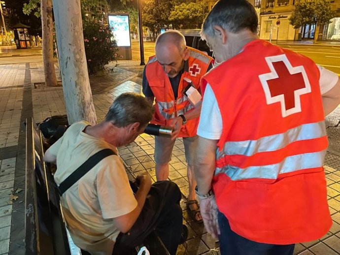 Imagen de una de las atenciones de Cruz Roja en el marco de 'En guardia contra el calor'