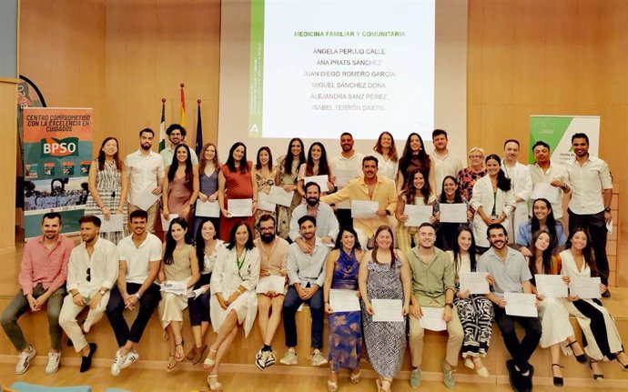 El Hospital Valme entrega el Premio al Mejor Residente 2025 en el acto de despedida de 45 nuevos especialistas.