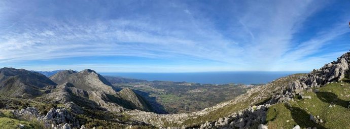 Subia al Pico Los Resquilones, en Llanes.