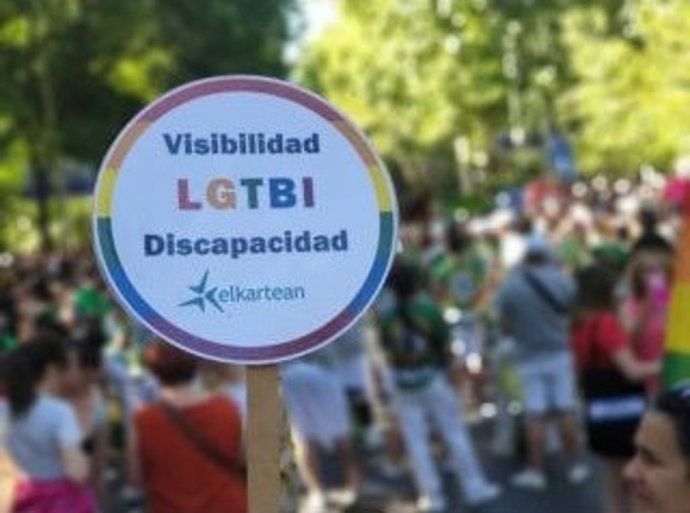 Elkartean-ek oztoporik gabeko harrotasuna eskatu eta desgaitasuna duten LGTBIQ+ pertsonen diskriminazioa salatu du