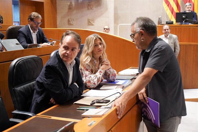 El consejero de Hacienda, Interior y Administración Pública del Gobierno de Aragón, Roberto Bermúdez de Castro, y el diputado de Podemos, Andoni Corrales.
