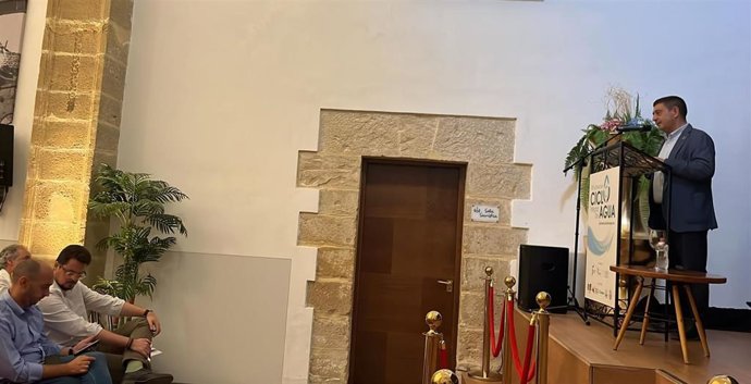 Reyes interviene en la clausura de las XIV Jornadas del Ciclo Integral del Agua.