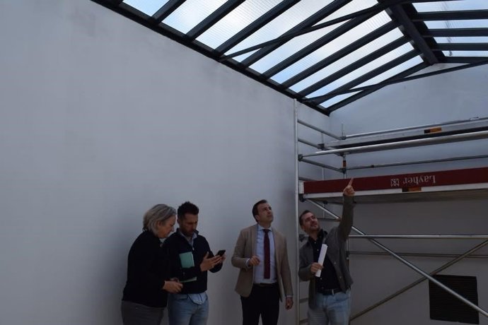 Visita del delegado de Desarrollo Educativo y Formación Profesional de la Junta en Huelva, Carlos Soriano, a las instalaciones del IES Estuaria.