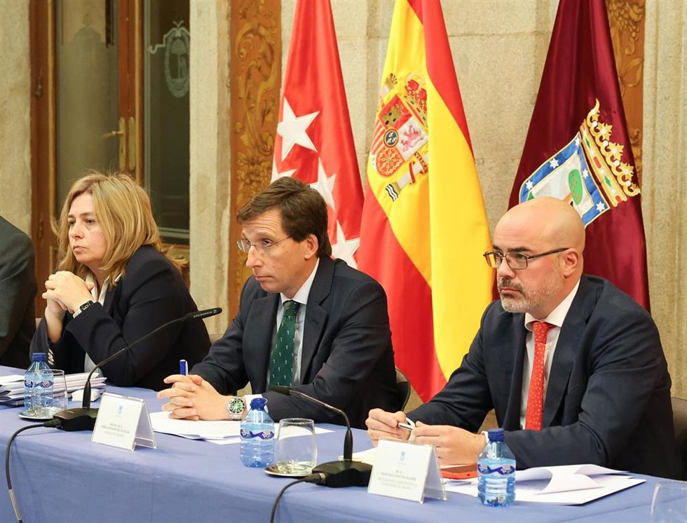 Archivo - (I-D) La vicealcaldesa de Madrid, Inmaculada Sanz; el alcalde de Madrid, José Luis Martínez-Almeida, y el delegado del Gobierno en la Comunidad de Madrid, Francisco Martín, durante el Consejo y la Junta Local de Seguridad de la ciudad, en la C