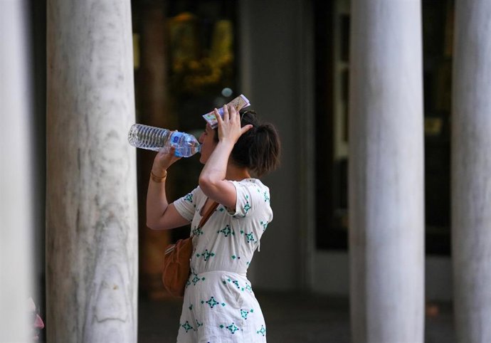 Una mujer bebiendo agua. A 28 de mayo de 2025, en Sevilla (Andalucía, España).