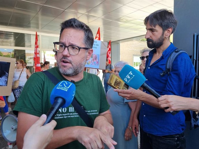 El portavoz de Adelante Andalucía, José Ignacio García, atiende a los medios en el marco de una huelga de limpiadoras del Hospital Virgen del Rocío de Sevilla.