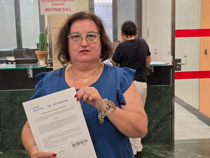 La edil del PP Carmen Espada muestra su escrito de solicitud del expediente