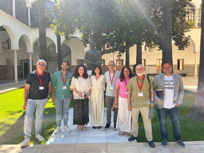 Representantes sindicales y ponentes de la PNL en el patio del Parlamento andaluz.