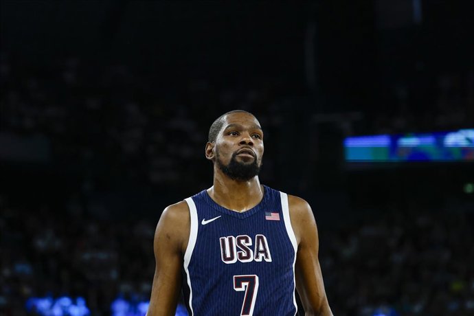 Archivo - Kevin Durant, dos Estados Unidos, observa durante o jogo da medalha de ouro do basquete masculino entre França e Estados Unidos na Arena Bercy durante os Jogos Olímpicos de Paris 2024 em 10 de agosto de 2024 em Paris, França.