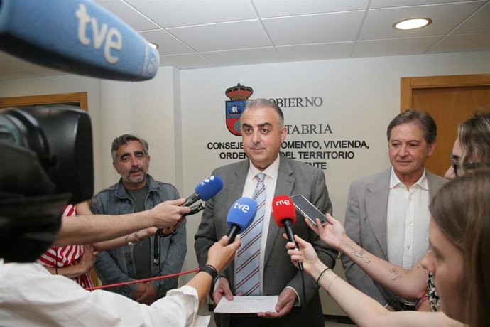 El consejero de Vivienda, Roberto Media, realiza declaraciones con motivo de la firma del contrato de las 212 viviendas de alquiler asequible que se construirán en seis municipios