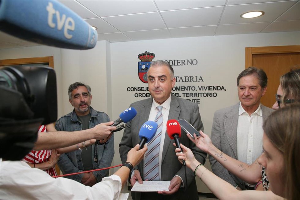 El consejero de Vivienda, Roberto Media, realiza declaraciones con motivo de la firma del contrato de las 212 viviendas de alquiler asequible que se construirán en seis municipios