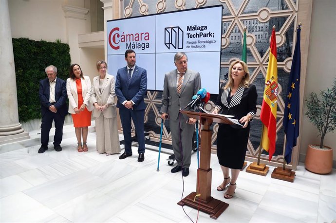 La consejera de Economía, Hacienda y Fondos Europeos, presidenta de Málaga TechPark y portavoz de la Junta de Andalucía, Carolina España, en el acto de la firma del convenio con la Cámara de Comercio de Málaga.