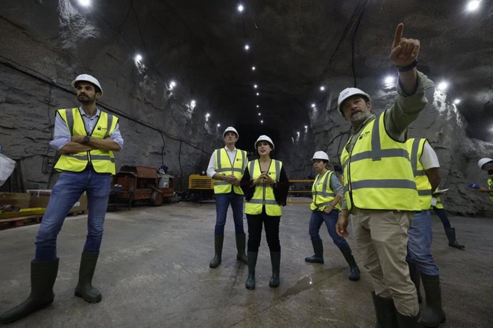 La conselleira de Economía e Industria, María Jesús Lorenzana, visita la mina de Magnesitas de Rubián.