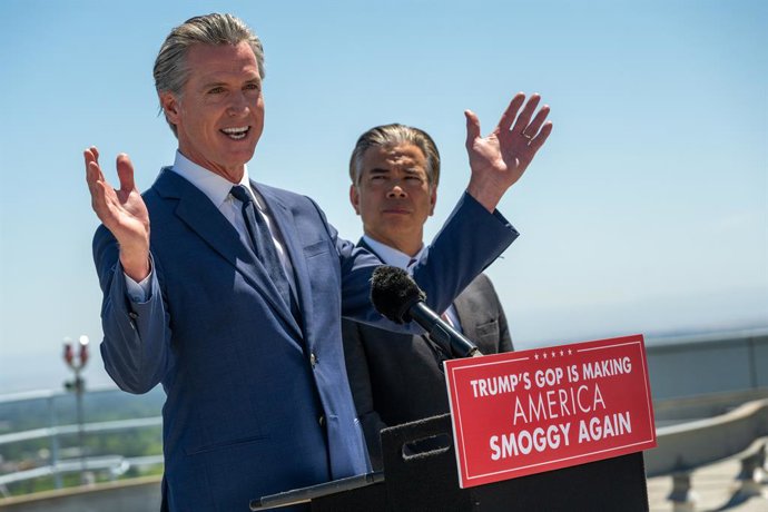Archivo - May 22, 2025, Sacramento, Ca: Governor Gavin Newsom, gestures as he speaks alongside Attorney General Rob Bonta, right, as they responded to a planned U.S. Senate vote on the state's clean air policies at a press conference at CalEPA Headquarter