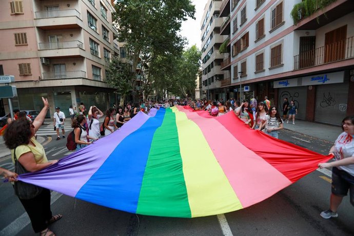 Archivo - Varias personas sujetan una bandera del colectivo LGTBIQ+ durante la manifestación del Orgullo LGTBIQ+, a 28 de junio de 2023, en Palma de Mallorca, Mallorca, Baleares (España). 
