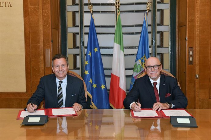 AVM Simon Ellard (ret.), NETMA General Manager (left) and Ralf Breiling, CEO of EUROJET (right) signing the contract for EJ200 engines for the Italian Air Force in Rome.
