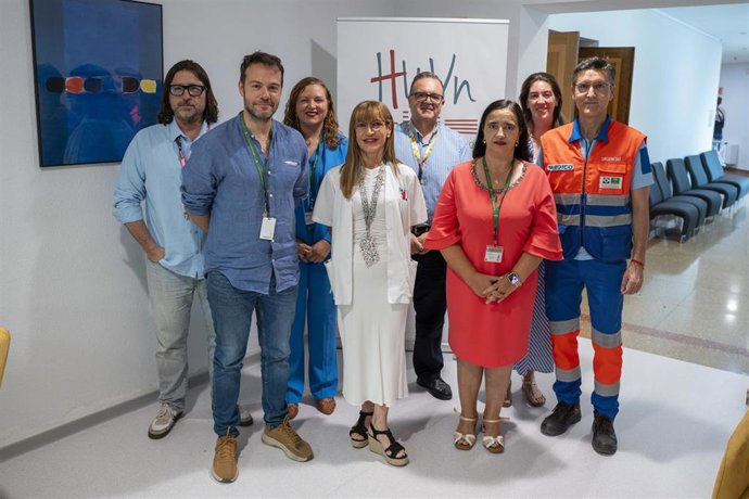 La directora gerente del Virgen de las Nieves, María Ángeles García Rescalvo, a la derecha en la imagen con motivo de la formación de residentes en Urgencias