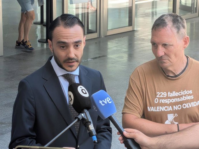 Christian Lesaec y el letrado de la Asociación atienden a los medios a las puertas de la Ciudad de la Justicia de València