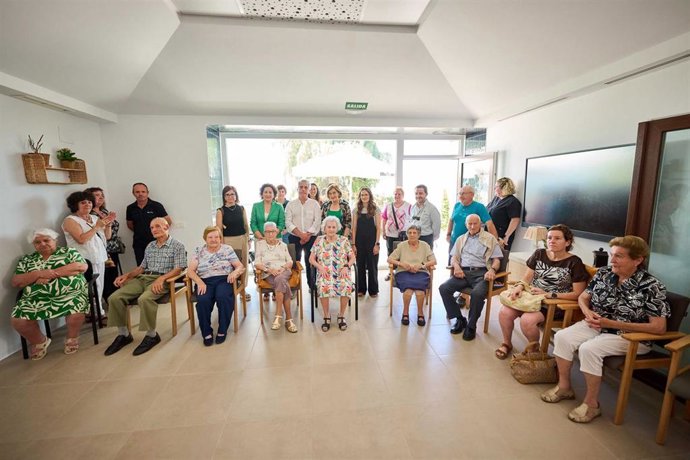 La consejera Maeztu junto a las personas usuarias del Centro de Día de Aibar en la reinauguración.