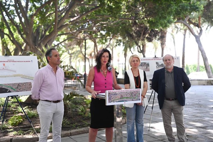 La alcaldesa de Almería, María del Mar Vázquez, durante su intervención en la presentación del proyecto de mejora del Parque Nicolás Salmerón y su entorno.