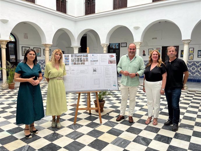 El responsable de Asistencia a Municipios de la Diputación de Cádiz, Antonio Aragón, presenta a la alcaldesa de Villamartín, Susana Toro, el proyecto de recuperación del Centro Cultural San Francisco