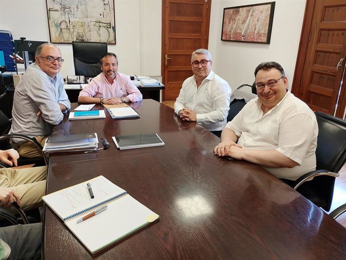 El conseller insular de Territorio, Fernando Rubio, se reúne con el alcalde de Inca, Virgilio Moreno. También participan en el encuentro el director insular de Territorio, Jaume Fanals, y el edil de Urbanismo de Inca, Andreu Caballero.