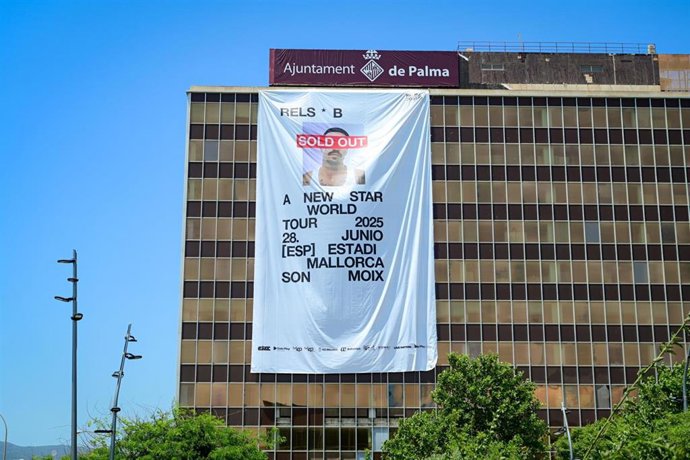 Lona desplegada en el edificio de Gesa con motivo del 'sold out' del cantante Rels B.