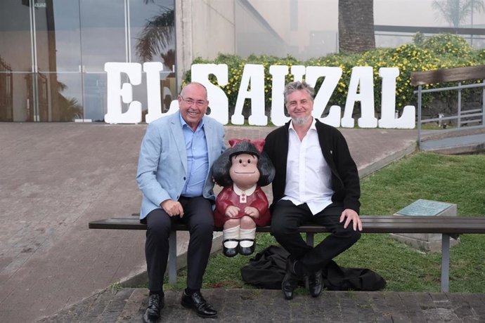 El alcalde de El Sauzal, Mariano Pérez, y el escultor Pablo Irrgang, junto a una escultura de Mafalda