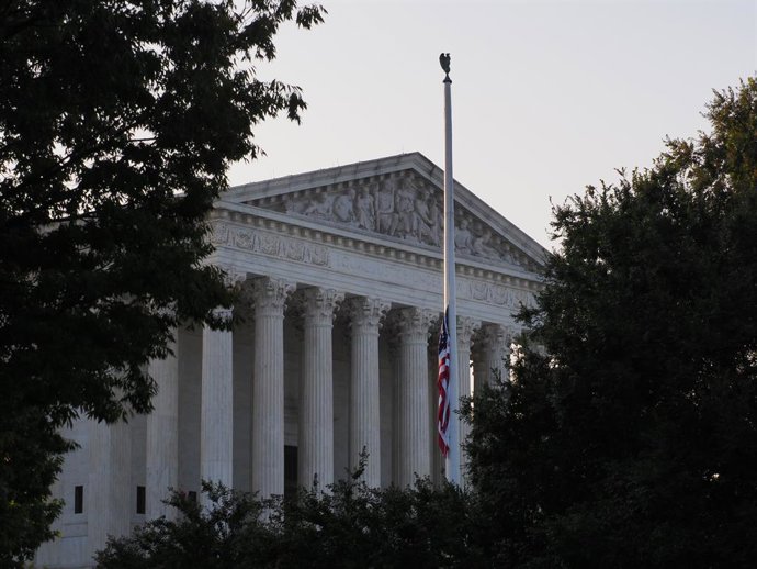 Archivo - Arquivo - 23 de setembro de 2020, EUA, Washington: Uma bandeira dos EUA é baixada a meio mastro do lado de fora da Suprema Corte dos EUA para lamentar a morte da falecida juíza da Suprema Corte Ruth Bader Ginsburg. Uma cerimônia privada está mar
