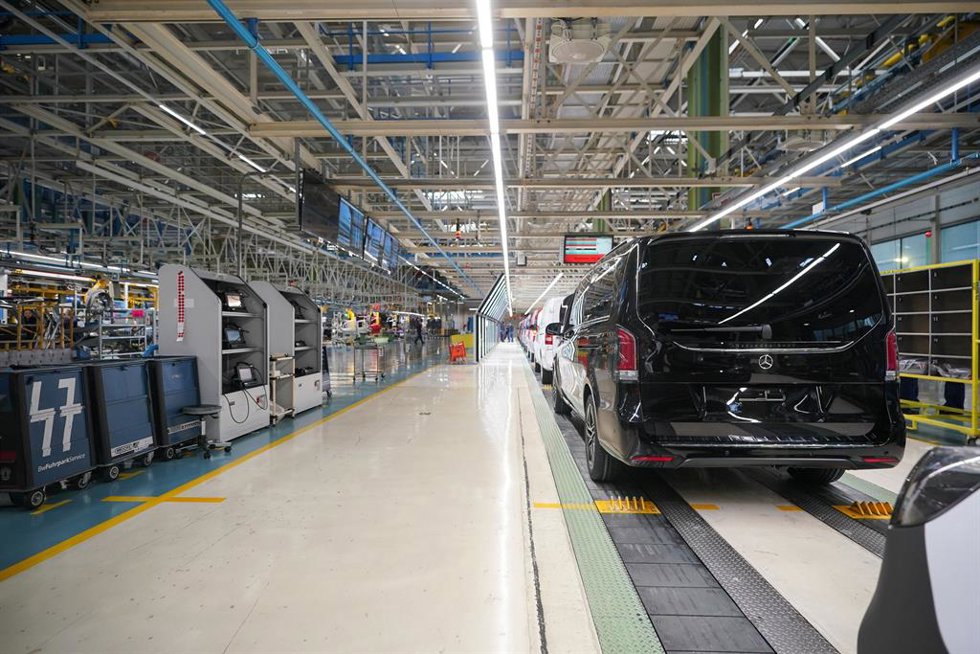 Archivo - Cadena de montaje de la fábrica de Mercedes en la capital alavesa