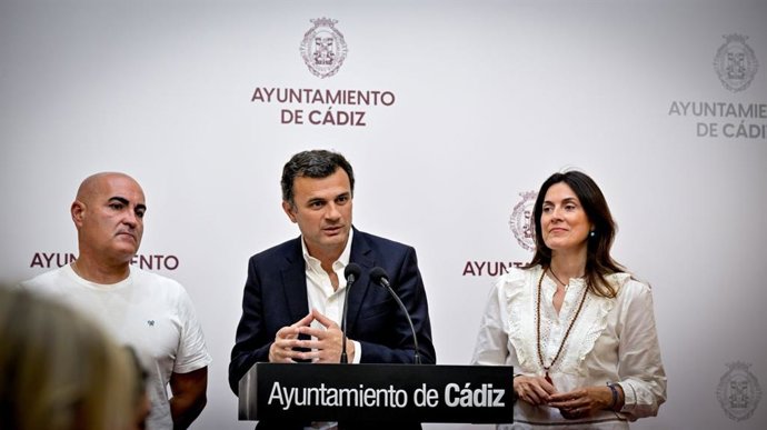 El alcalde de Cádiz, Bruno García, y la concejala delegada de Vivienda y Desarrollo Sostenible del Ayuntamiento y presidenta de Procasa, Ana Sanjuán, en rueda de prensa.