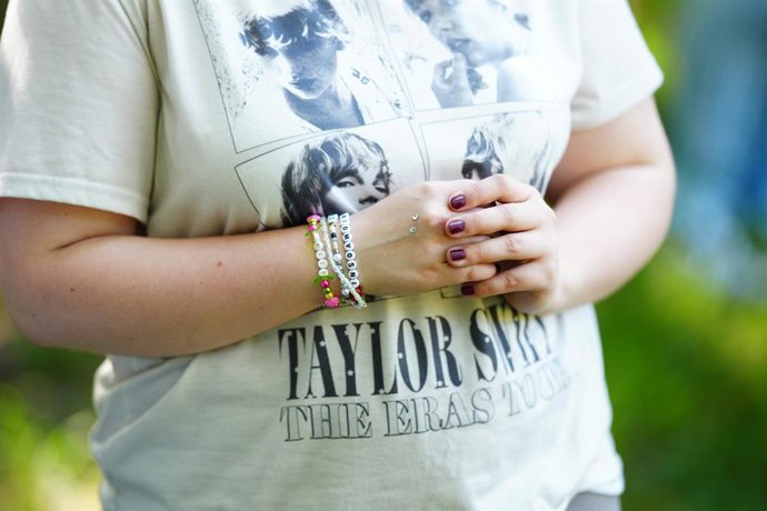Archivo - 07 August 2024, Austria, Vienna: A fan of the US singer Taylor Swift with a t-shirt reading the "Taylor Swift The Eras Tour"  is seen at the Vienna Prater. Photo: Eva Manhart/APA/dpa
