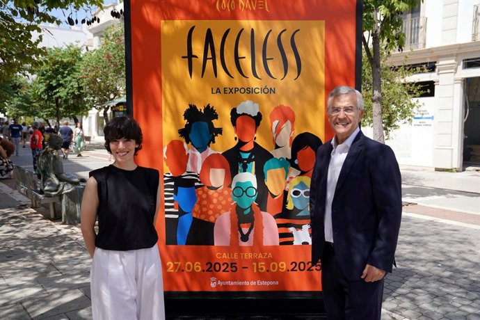 El alcalde de Estepona, José María García Urbano, visita la exposición de grandes personalidades sin rostro inaugura el II Festival Literario de Estepona