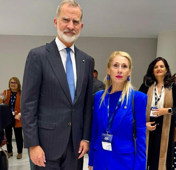 La presidenta de la Asociación Canaria de Víctimas del Terrorismo (ACAVITE), Lucía Jiménez, con el Rey Felipe VI.
